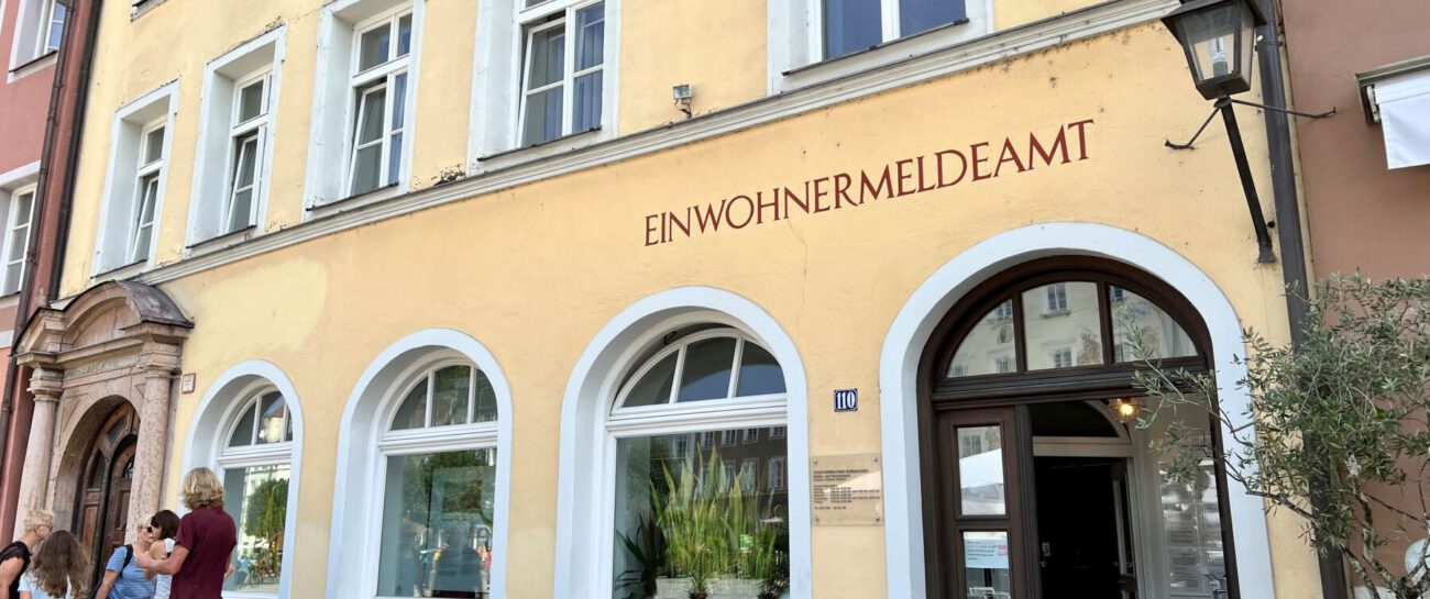 Einwohnermeldeamt gelbes Gebäude Stadtplatz Burghausen Foto köx