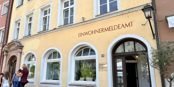 Einwohnermeldeamt gelbes Gebäude Stadtplatz Burghausen Foto köx