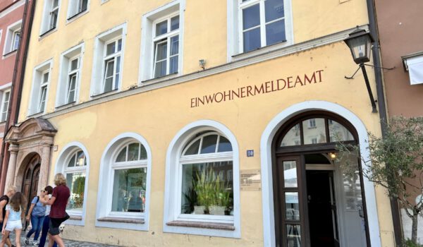 Einwohnermeldeamt gelbes Gebäude Stadtplatz Burghausen Foto köx Einwohnermeldeamt gelbes Gebäude Stadtplatz Burghausen Foto köx