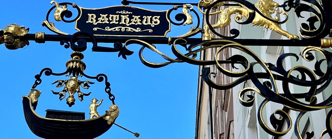 Rathaus Schild Eingang Foto köx