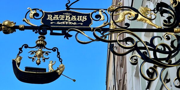 Rathaus Schild Eingang Foto köx