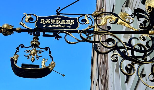 Rathaus Schild Eingang Foto köx