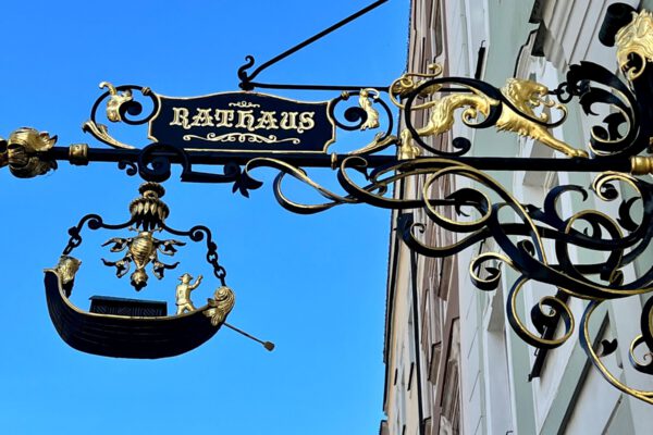 Rathaus Schild Eingang Foto köx