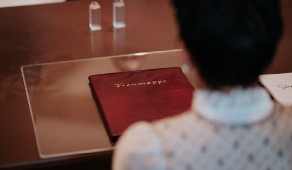 Trauung Trauungsmappe Rathaus Standesbeamte © Nicolas Königseder Trauung Trauungsmappe Rathaus Standesbeamte © Nicolas Königseder