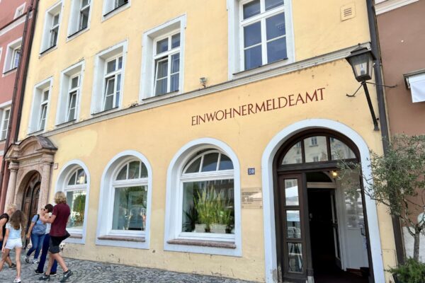Einwohnermeldeamt gelbes Gebäude Stadtplatz Burghausen Foto köx