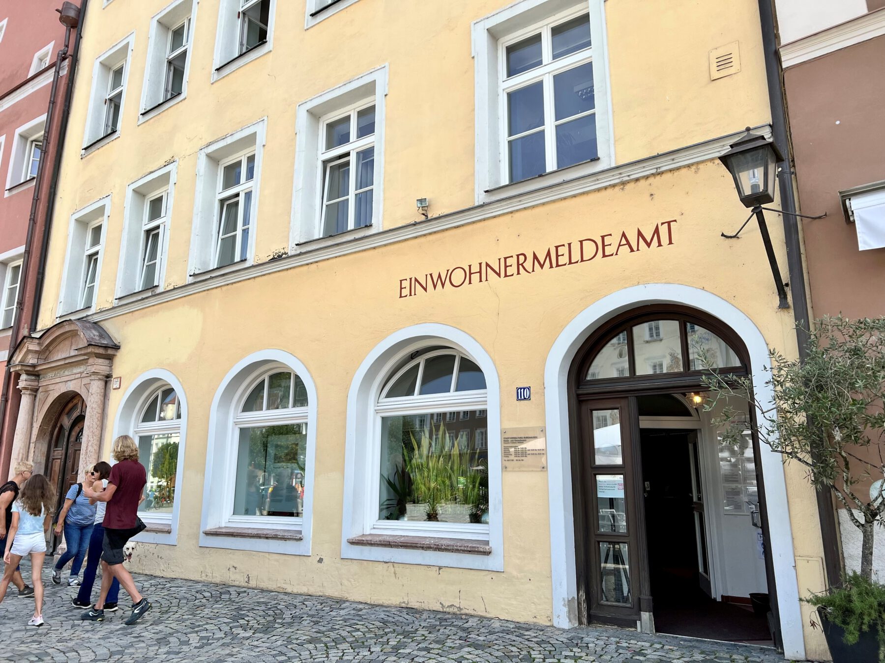 Einwohnermeldeamt gelbes Gebaeude Stadtplatz Burghausen Foto koex