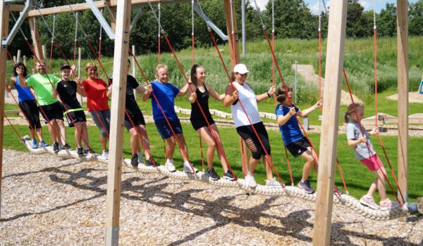 Personen auf einer Station des Motorikparks © Stadt Burghausen