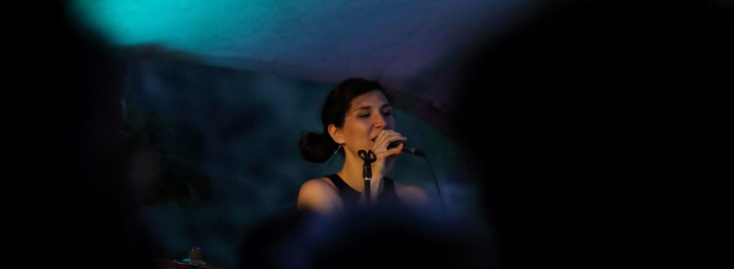 Sängerin vor dunklem Hintergrund bei Jazz-Konzert © Burghauser Touristik GmbH