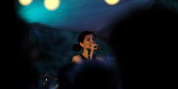 Sängerin vor dunklem Hintergrund bei Jazz-Konzert © Burghauser Touristik GmbH