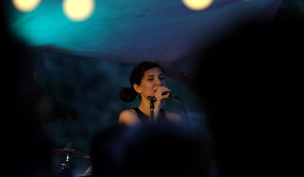 Sängerin vor dunklem Hintergrund bei Jazz-Konzert © Burghauser Touristik GmbH