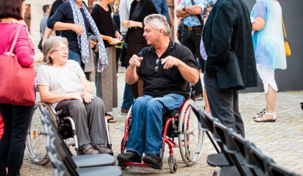 Menschen im Rollstuhl bei einem Konzert in Raitenhaslach © Robert Banfic Menschen im Rollstuhl bei einem Konzert in Raitenhaslach © Robert Banfic