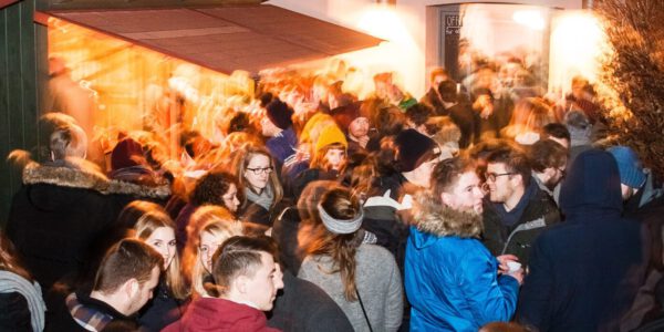 Menschenmenge vor dem Freizeitheim © Stadt Burghausen