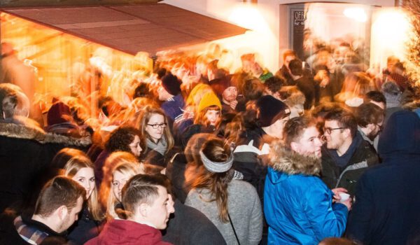 Menschenmenge vor dem Freizeitheim © Stadt Burghausen