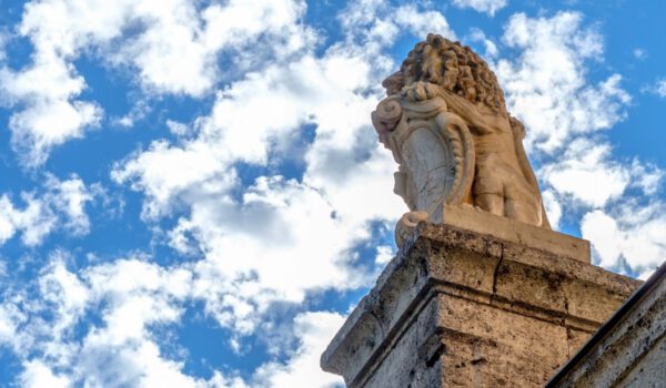 Löwenstatue vor blau-weißem Himmel © Hans Mitterer Löwenstatue vor blau-weißem Himmel © Hans Mitterer