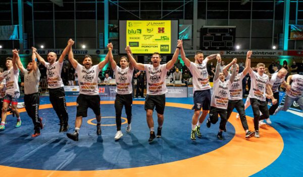 Jubelnde Mannschaft der Burghauser Ringer © Stadt Burghausen