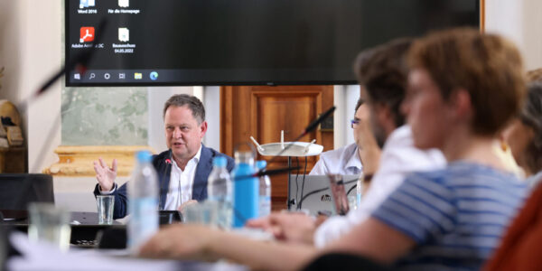 Der Bürgermeister bei einer Stadtratssitzung © Gerhard Nixdorf