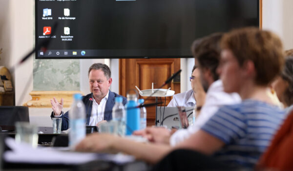 Der Bürgermeister bei einer Stadtratssitzung © Gerhard Nixdorf