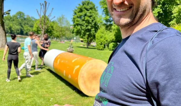 Projektmitarbeiter präsentiert di tragbaren Aschenbecher © Alexandra Königseder