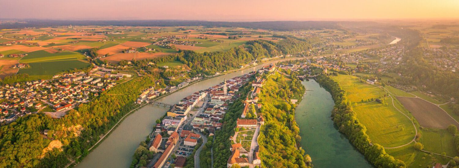 Panorama von Altstadt und Burg mit Österreich © Hans Mitterer