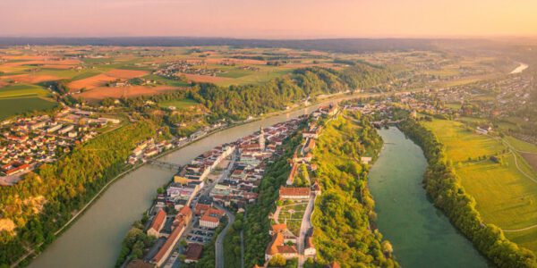 Panorama von Altstadt und Burg mit Österreich © Hans Mitterer
