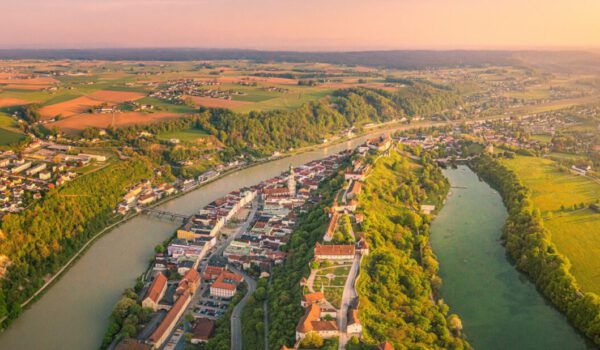 Panorama von Altstadt und Burg mit Österreich © Hans Mitterer