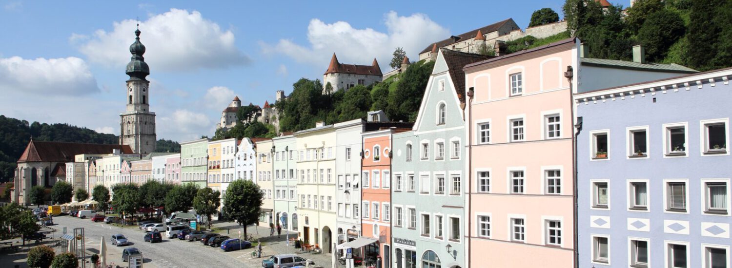 Altstadt Stadtplatz mit Burg Süd-Nord Altstadt Stadtplatz mit Burg Süd-Nord