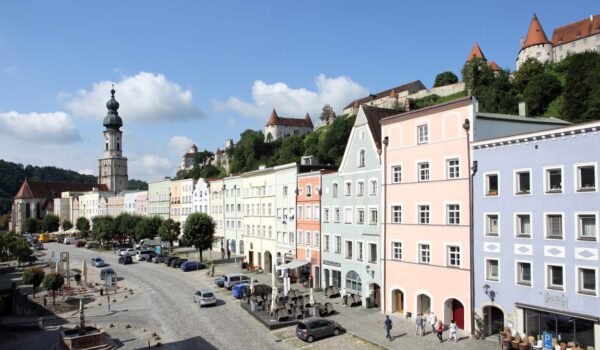 Altstadt Stadtplatz mit Burg Süd-Nord
