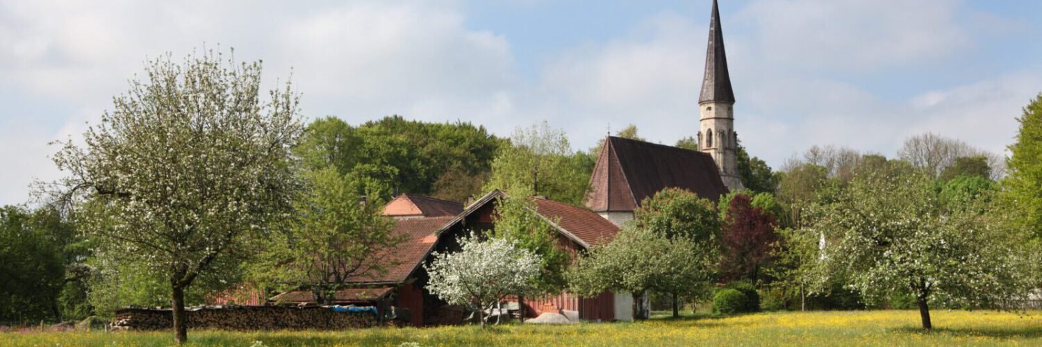 Streuobstwiese mit Heilig Geist Kirche im Hintergrund © Burghauser Touristik GmbH
