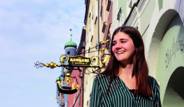 Azubine vor dem Rathaus © Stadt Burghausen