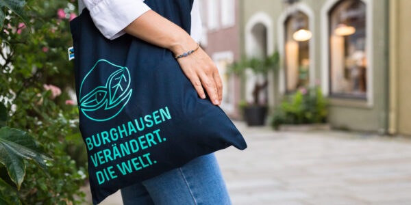Stoffbeutel "Burghausen verändert. Die Welt" © Hannah Soldner