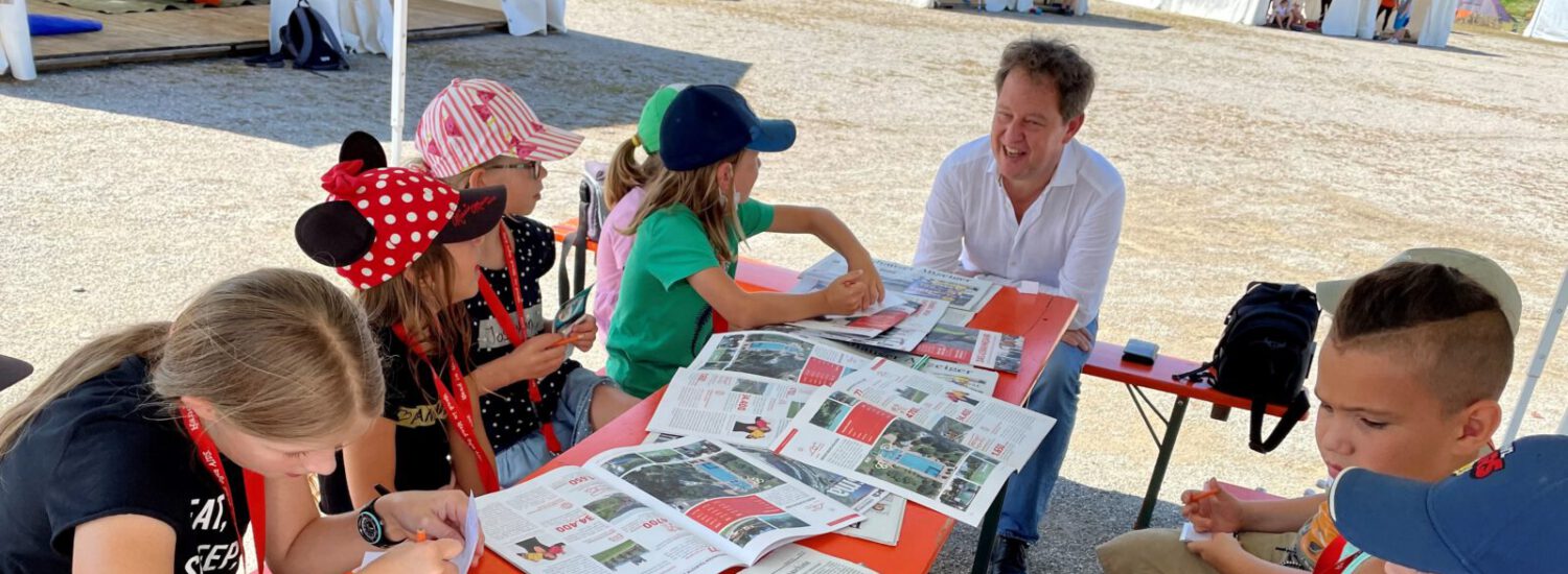 Bürgermeister Florian Schneider beim Besuch im Feriencamp © Alexandra Königseder
