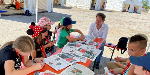 Bürgermeister Florian Schneider beim Besuch im Feriencamp © Alexandra Königseder