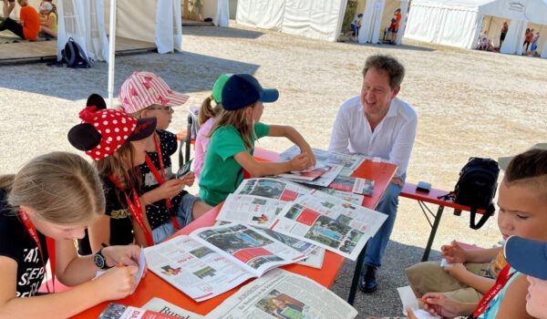 Bürgermeister Florian Schneider beim Besuch im Feriencamp © Alexandra Königseder
