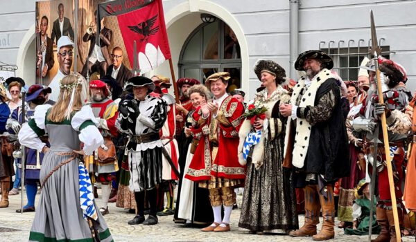 Gruppe historisch gewandeter Personen mit Bürgermeister © Alexandra Königseder