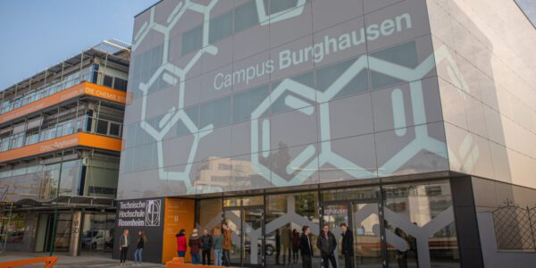 Gebäude Frontansicht Campus Burghausen © Stadt Burghausen