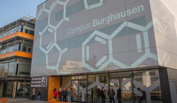 Gebäude Frontansicht Campus Burghausen © Stadt Burghausen Gebäude Frontansicht Campus Burghausen © Stadt Burghausen