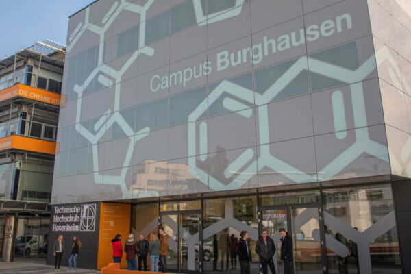 Gebäude Frontansicht Campus Burghausen © Stadt Burghausen