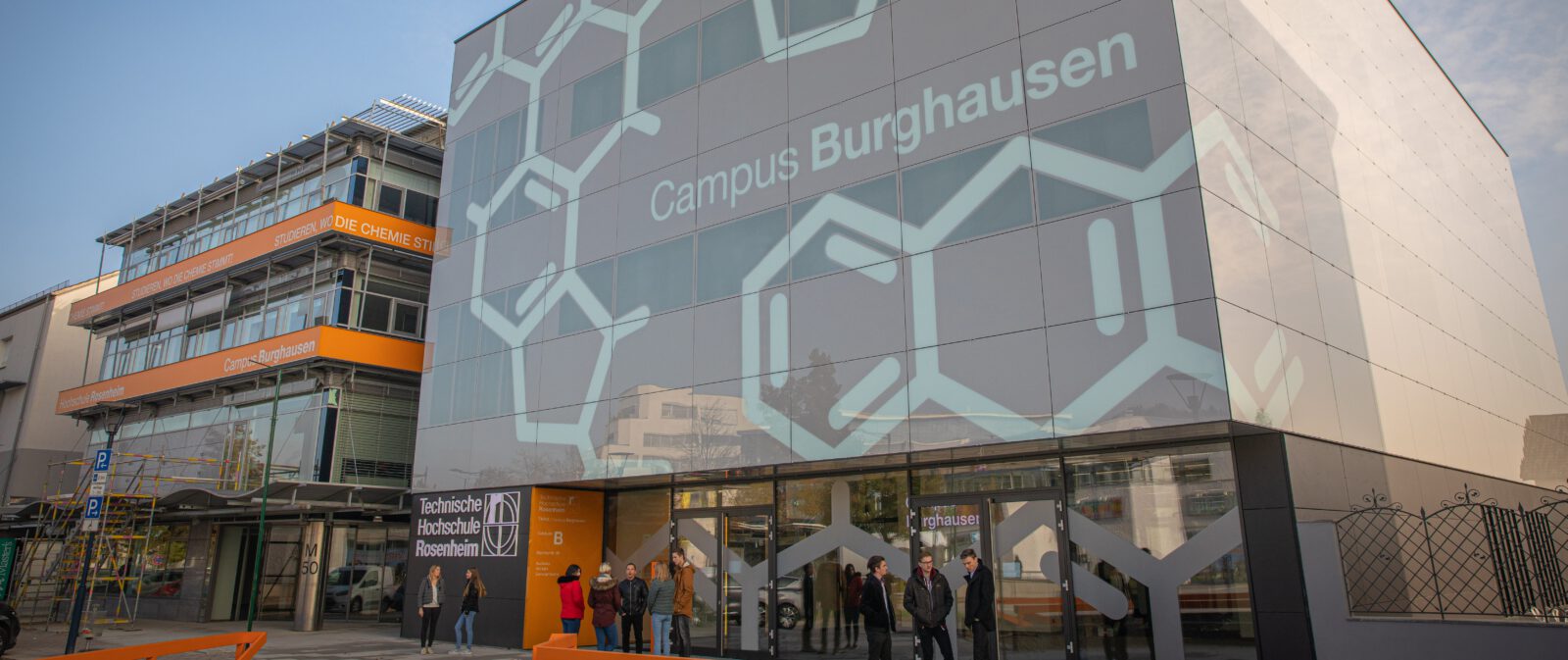 Gebäude Frontansicht Campus Burghausen © Stadt Burghausen