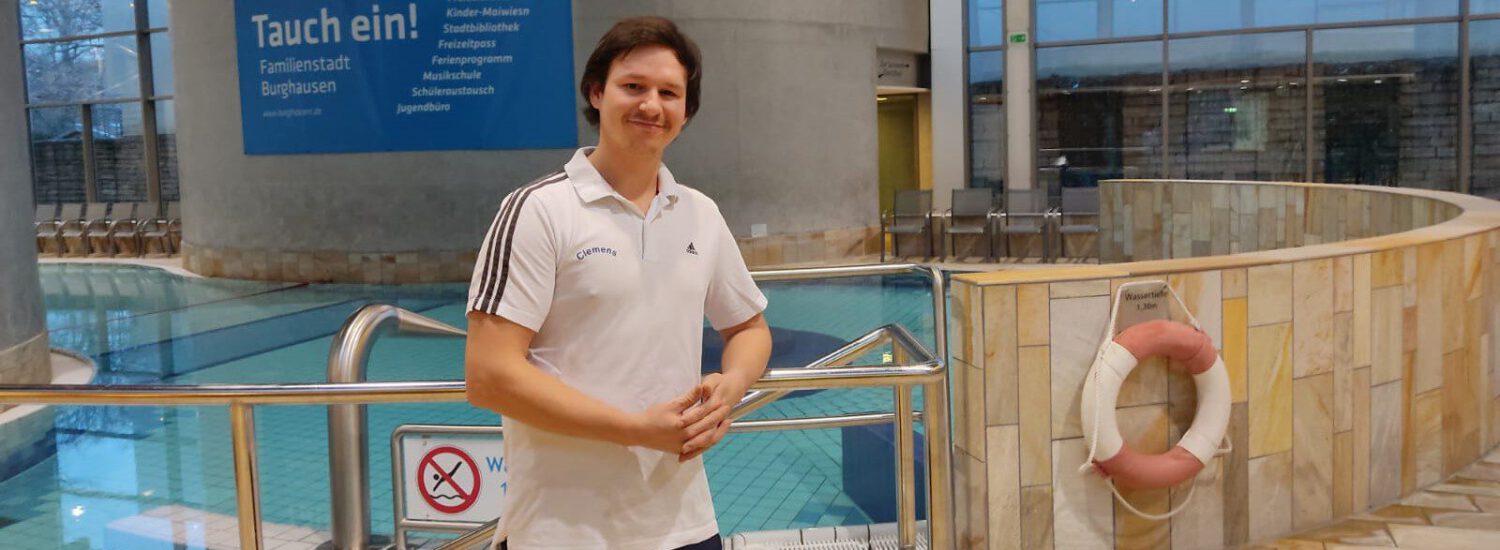 Ehemaliger Azubi und jetziger Ausbilder für den Fachangestellten für Bäderbetriebe Dennis Clemens © Stadt Burghausen Ehemaliger Azubi und jetziger Ausbilder für den Fachangestellten für Bäderbetriebe Dennis Clemens © Stadt Burghausen