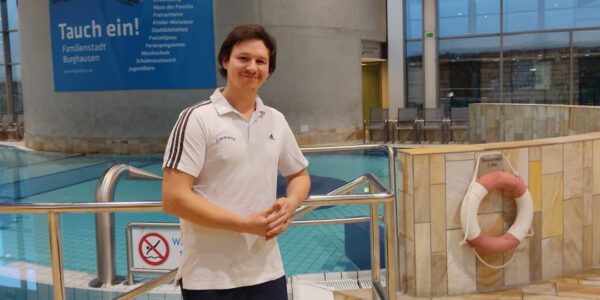 Ehemaliger Azubi und jetziger Ausbilder für den Fachangestellten für Bäderbetriebe Dennis Clemens © Stadt Burghausen