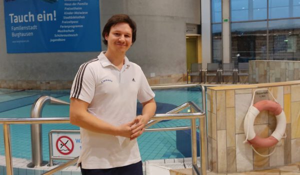 Ehemaliger Azubi und jetziger Ausbilder für den Fachangestellten für Bäderbetriebe Dennis Clemens © Stadt Burghausen