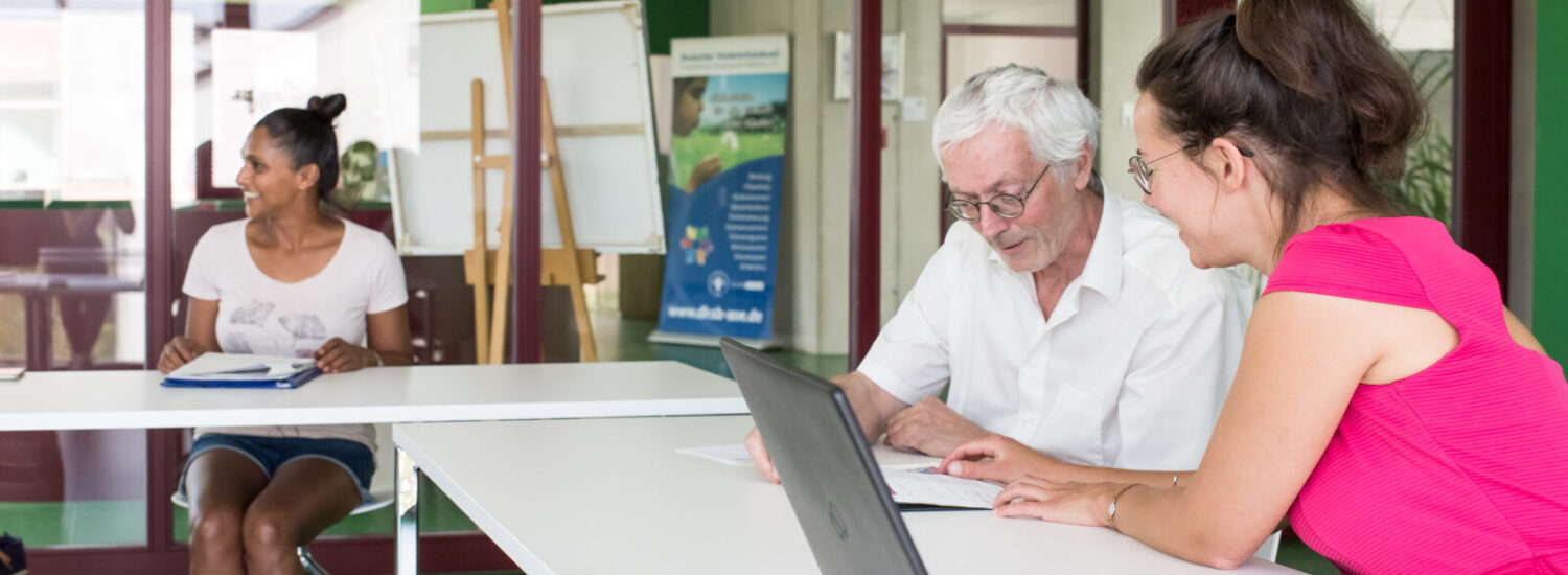 Personen im Gespräch im Co-Working-Space © Hannah Soldner