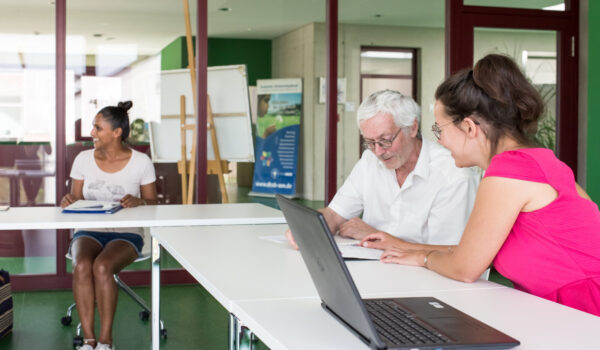 Personen im Gespräch im Co-Working-Space © Hannah Soldner Personen im Gespräch im Co-Working-Space © Hannah Soldner