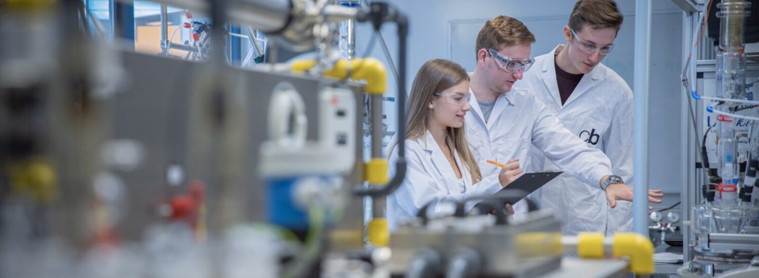 Studierende im Labor © Stadt Burghausen
