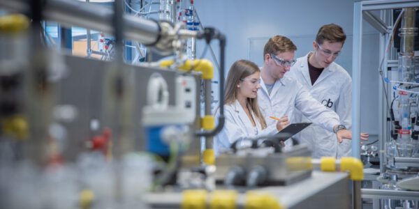 Studierende im Labor © Stadt Burghausen