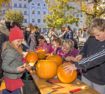 Kinder beim Kürbisschnitzen auf dem Gallimarkt Burghausen © Stadt Burghausen