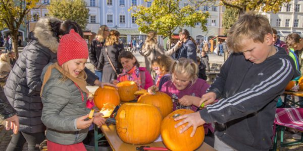 Kinder beim Kürbisschnitzen auf dem Gallimarkt Burghausen © Stadt Burghausen