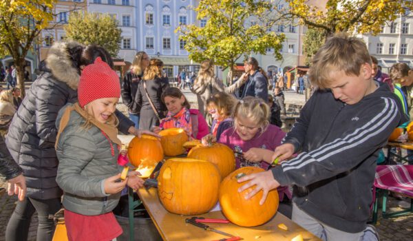 Kinder beim Kürbisschnitzen auf dem Gallimarkt Burghausen © Stadt Burghausen Kinder beim Kürbisschnitzen auf dem Gallimarkt Burghausen © Stadt Burghausen