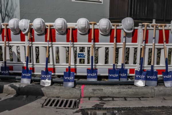 Spaten, Baustellenhelme und Baustellenabsperrung © Alexandra Königseder