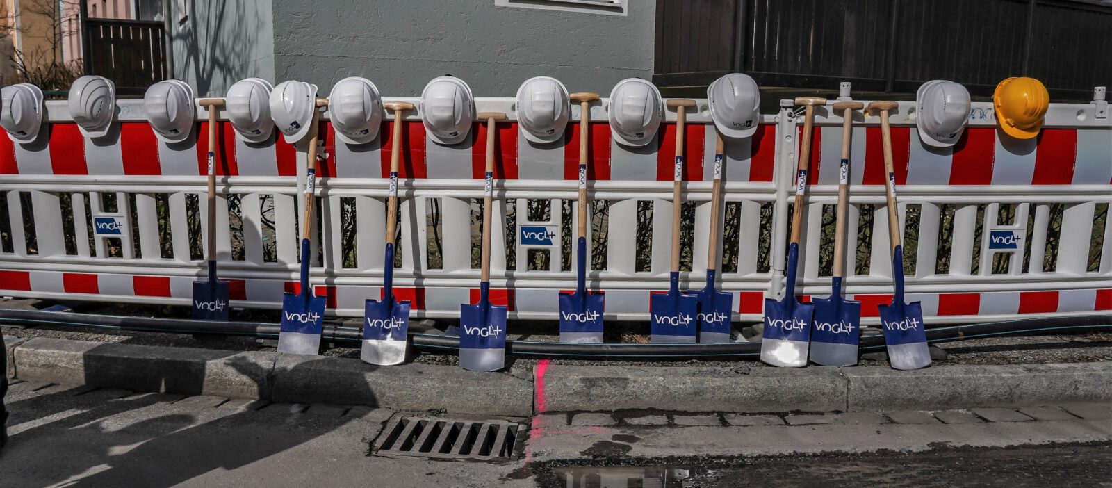 Spaten, Baustellenhelme und Baustellenabsperrung © Alexandra Königseder